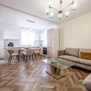 https://luxury-apartament-in-blloku-area-nr2.hotels-in-tirana.com